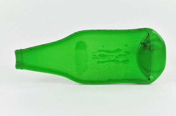 Płaska stopiona butelka fusing zielona jako podstawka pod kadzidła i Palo Santo